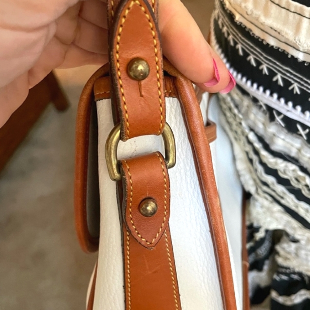 Dooney & Bourke Classic White Pebble Leather Shoulder Bag Pre-owned - Picture 3 of 15